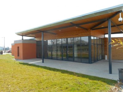 Construction d’une salle d’évolution à Chamboeuf -    Châssis vitrés, portes, façades mur rideau aluminium laqué, brises soleil et volets roulants