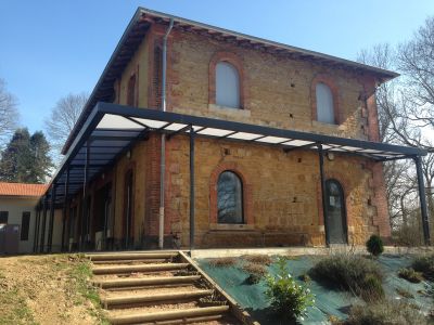 Maison Famille Rurale à Vougy - ensembles vitrés, châssis cintrés, portes vitrées et volets roulants